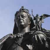 Photo of a bronze statue of Queen Victoria. 